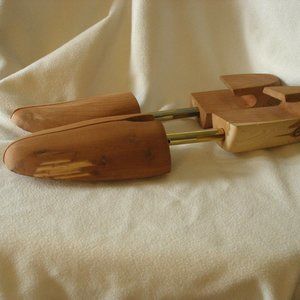 Original wooden Shoe Treesfor Men, Spring-Loaded Made in USA